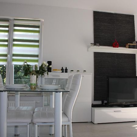 U-Stay Bond Apartament 코워브제크 외부 사진