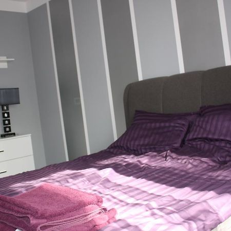 U-Stay Bond Apartament 코워브제크 외부 사진