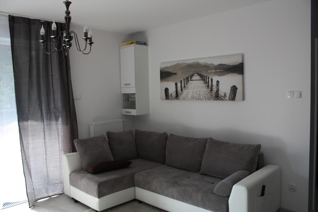 U-Stay Bond Apartament 코워브제크 외부 사진