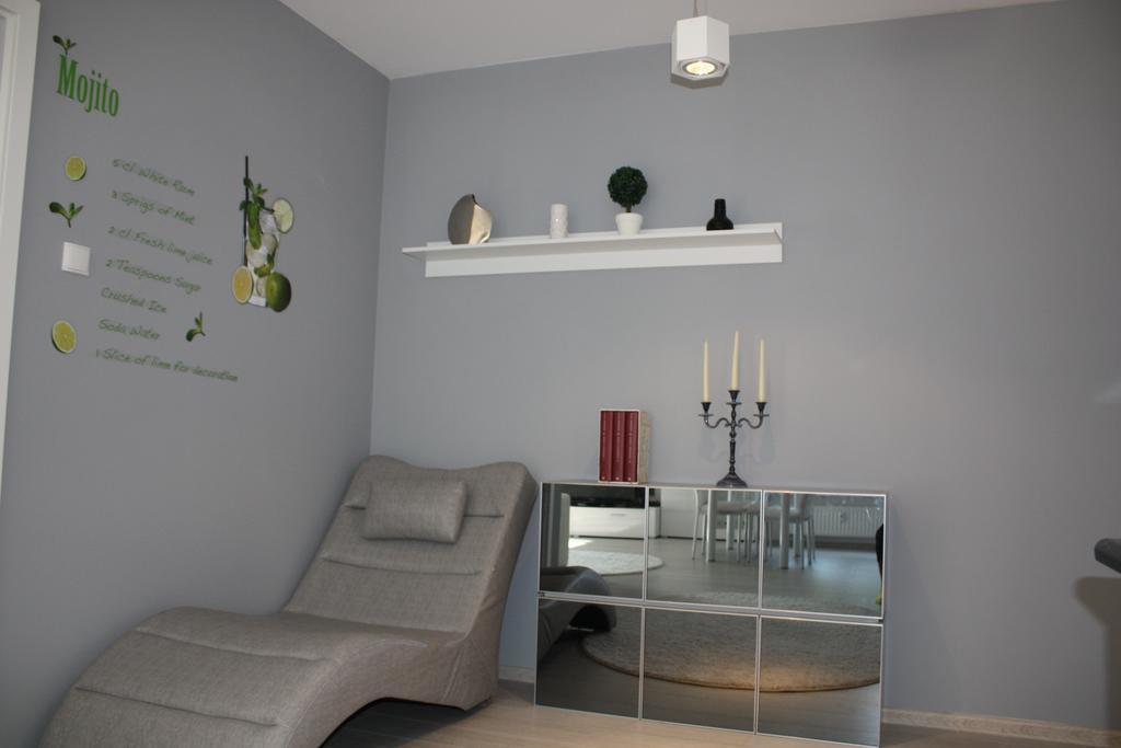 U-Stay Bond Apartament 코워브제크 외부 사진