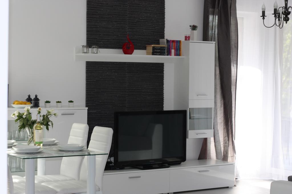 U-Stay Bond Apartament 코워브제크 외부 사진