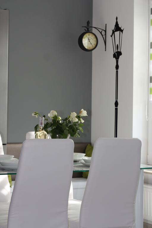 U-Stay Bond Apartament 코워브제크 외부 사진