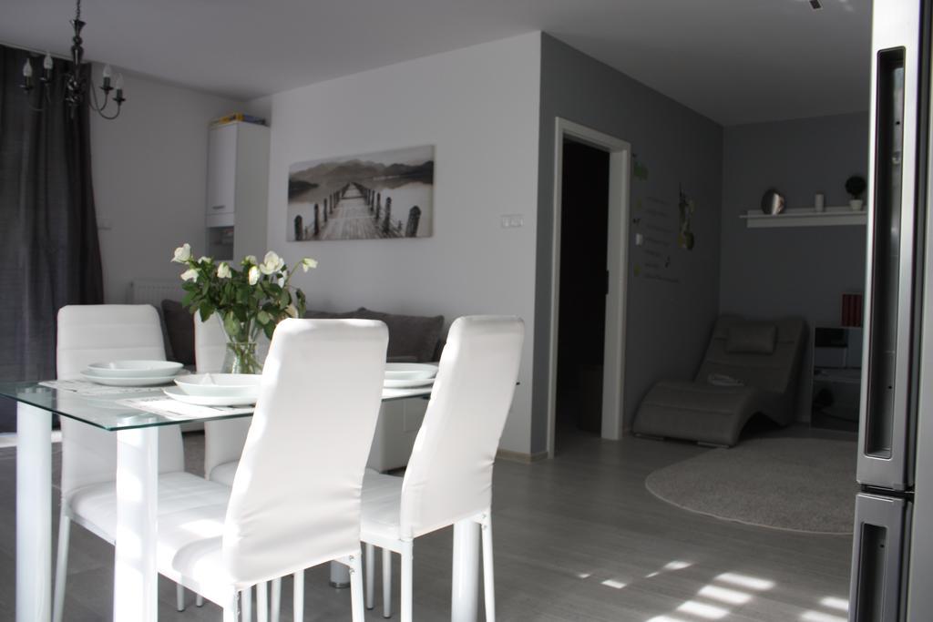 U-Stay Bond Apartament 코워브제크 외부 사진