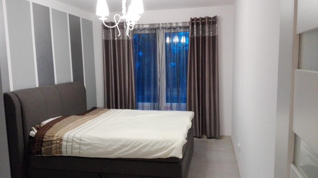 U-Stay Bond Apartament 코워브제크 외부 사진