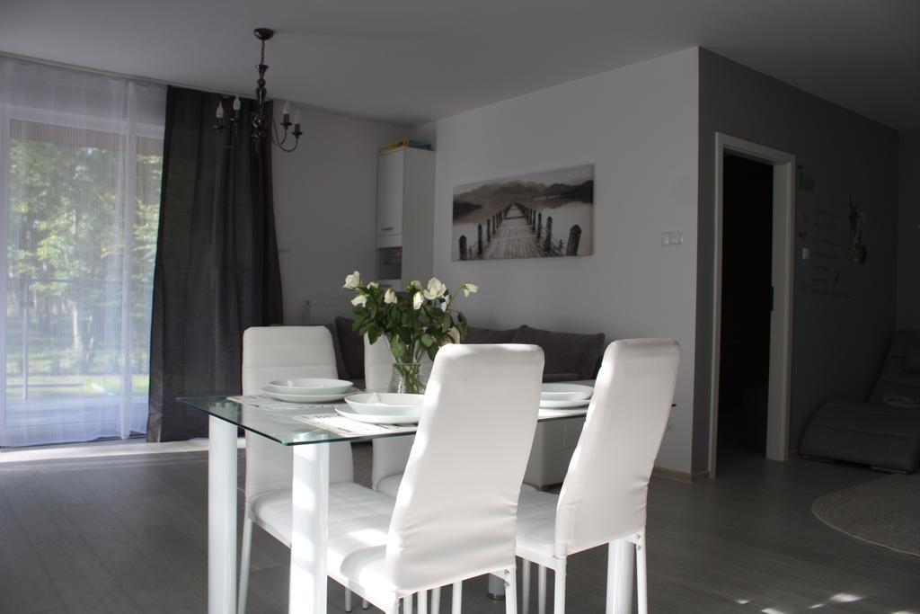 U-Stay Bond Apartament 코워브제크 외부 사진
